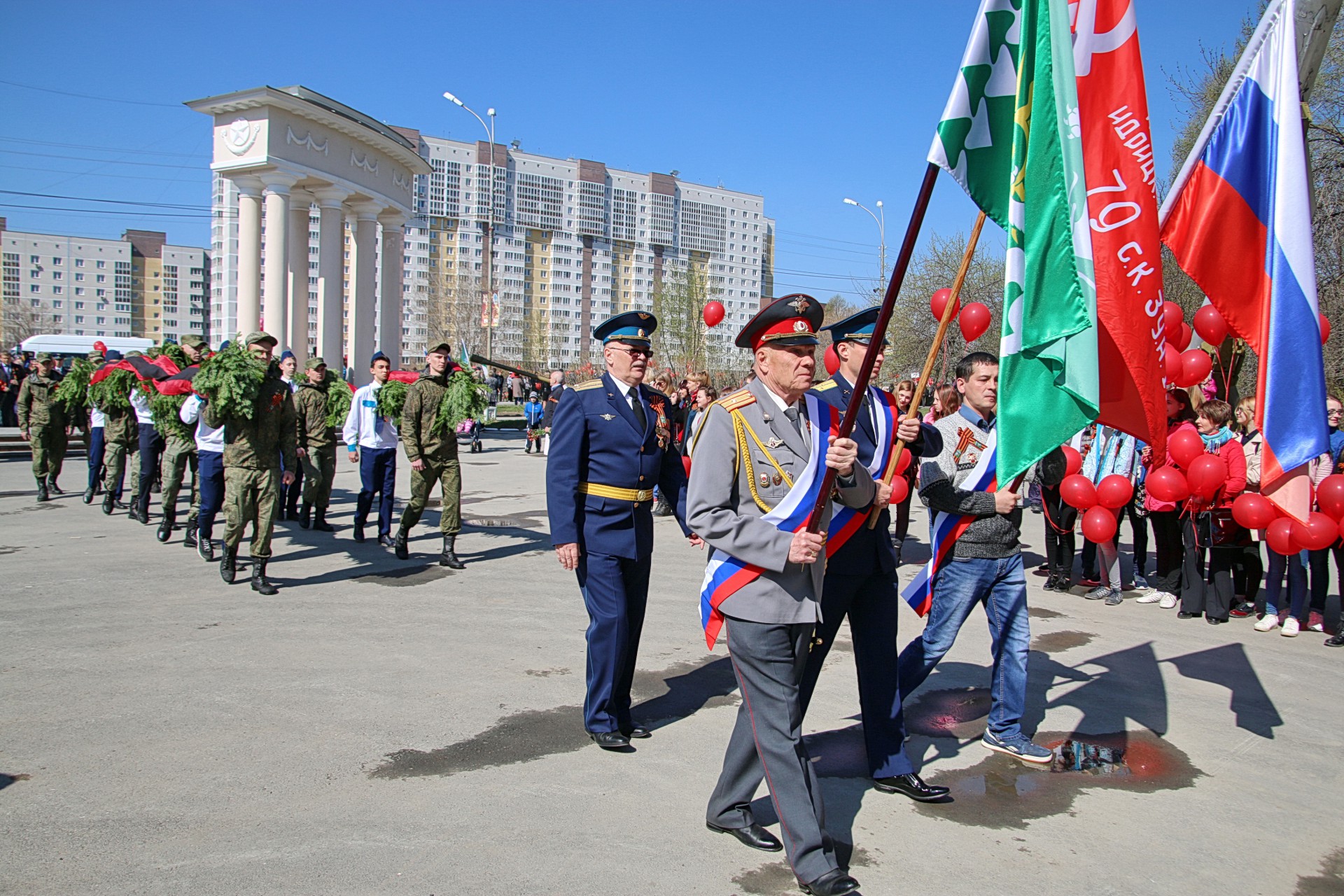 Алексей Глушков с флагом Берёзовского на торжественном мероприятии в парке Победы