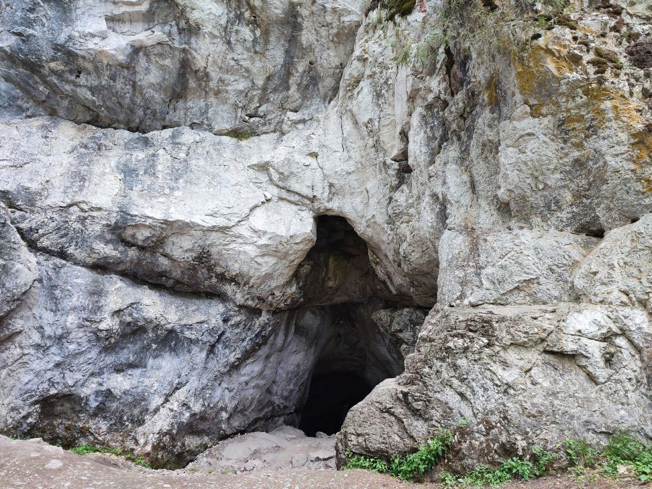 Пещера древнего человека, довольно вместительная