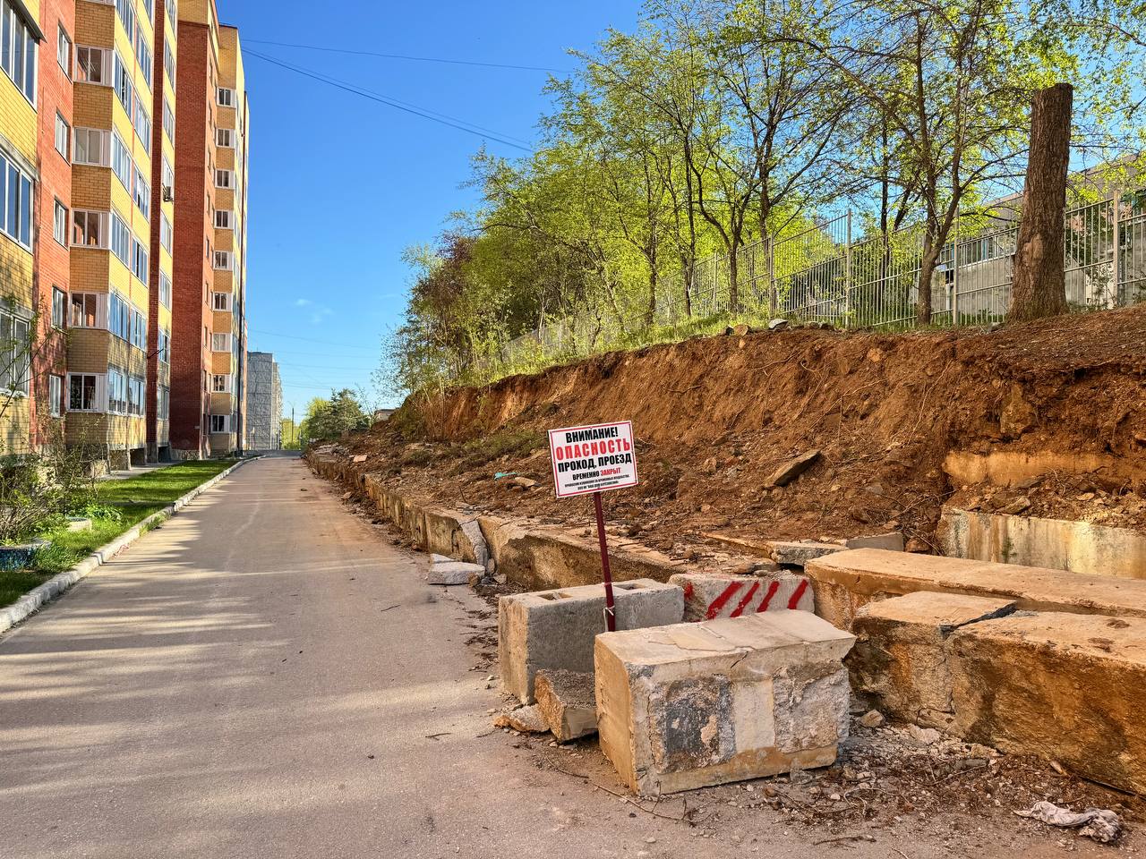 Упала и лежит: спустя месяц остатки подпорной стены на Гагарина, 19 так и  лежат нетронутыми