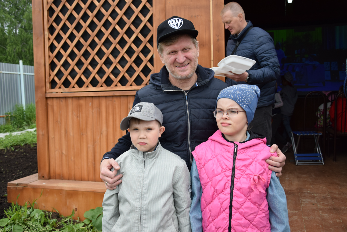 Андрей Рожков с участниками проекта. Фото: «Будущее в детях»