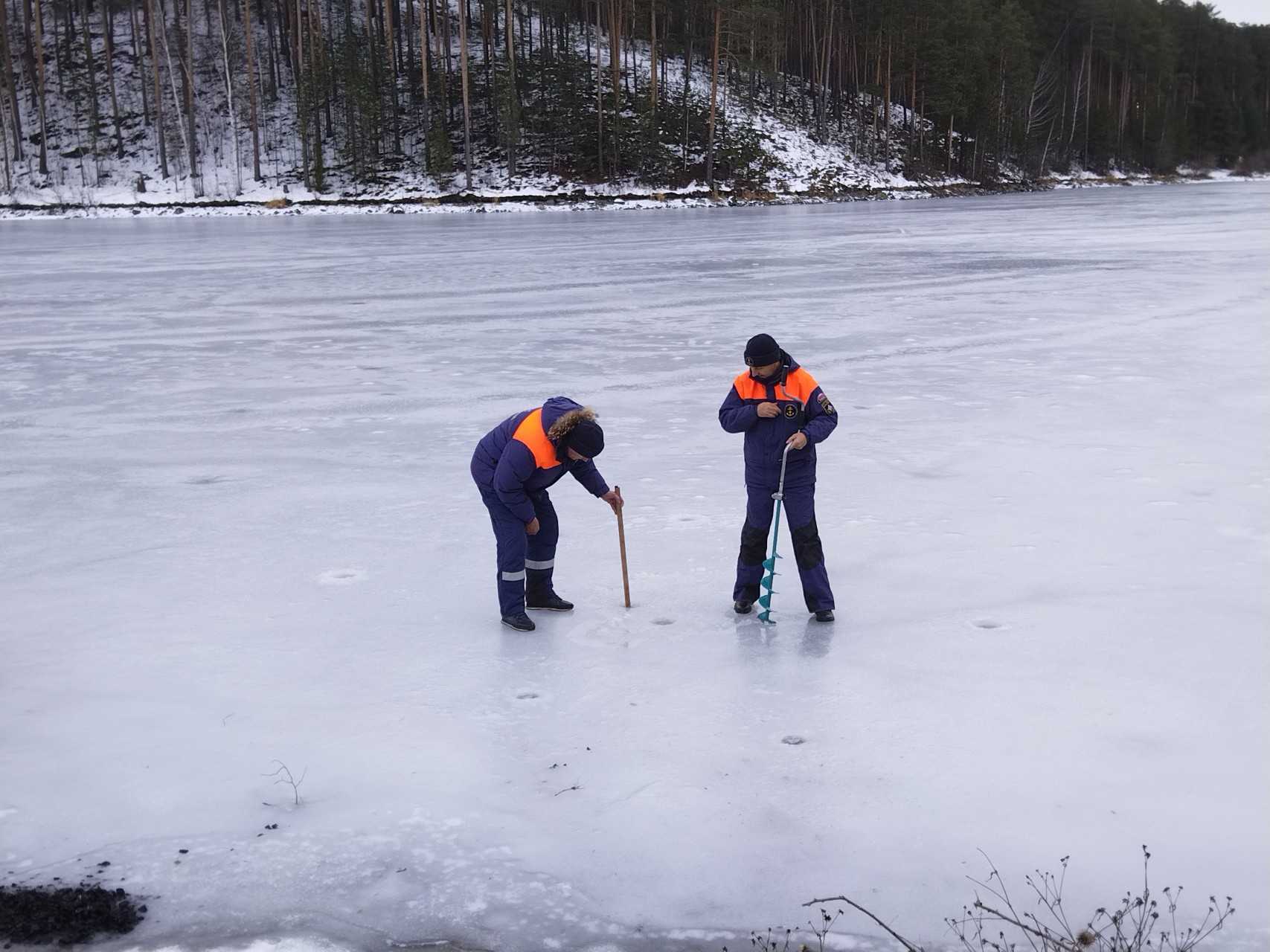 Сотрудники МЧС измеряют толщину льда на Шиловском пруду