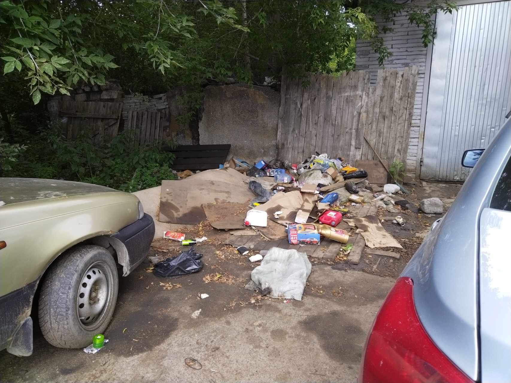 Возле дома организована свалка. Чуть дальше в кустах навалены шины. Фото: © Виктория Завьялова / Золотая горка