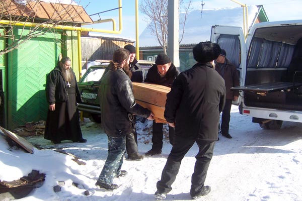 3 марта около полудня Валентину Калюжную похоронили в присутсвии сестры и единоверцев. Фото Марины Суриной.