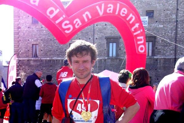 Алексей Курочкин с медалью марафона «Сан-Валентино». На финише первым 15-ти марафонцам, включая березовчанина, вручали розы