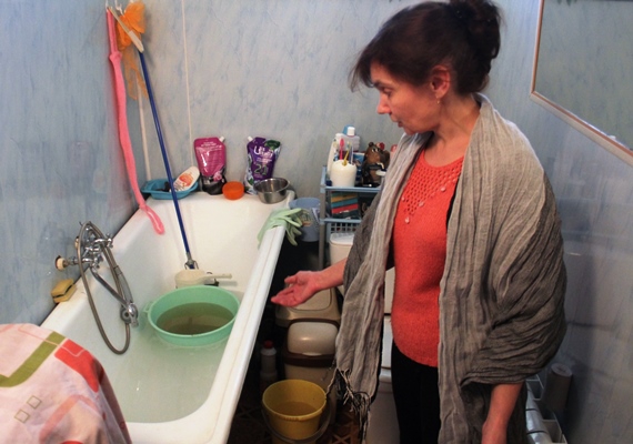  Система канализации в квартире Ларисы Феденевой засорилась после того, как в доме начался капитальный ремонт. По вине рабочих семья несколько дней не может воспользоваться ни ванной, ни туалетом