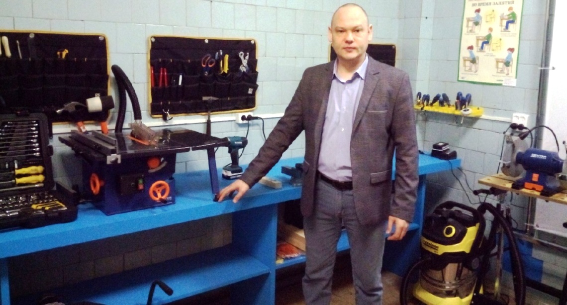 Дмитрий Смирнов демонстрирует новый предмет своей гордости – помещение, оборудованное для учебно-производственного комбината