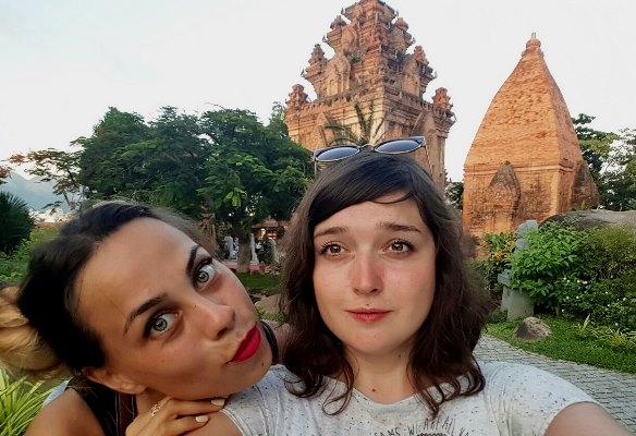 Татьяна Беляева и Екатерина Абрамова на фоне индуистских и буддийских башен По Нагар