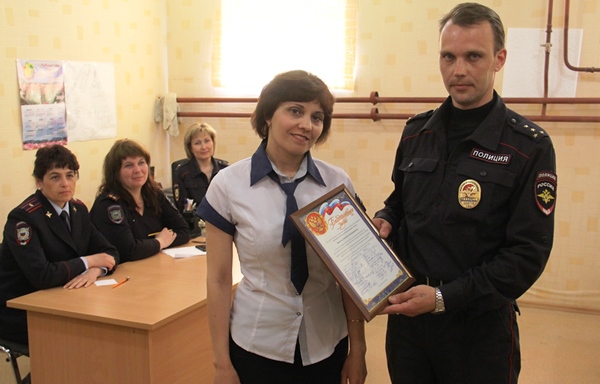 Ирина Седелева по поручению жителей вручила благодарность участковому уполномоченному Алексею Заикину, на бумаге значится 27 подписей