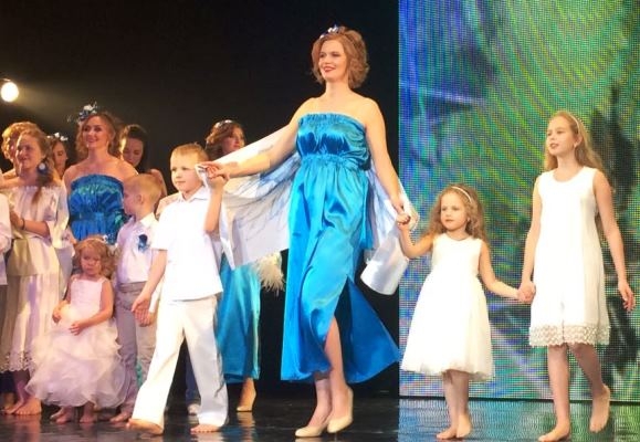 Появление перед публикой детей вместе с мамами стало одним из самых трогательных моментом конкурса. На сцене Анастасия Давыдова и ее дети Ксюша, Ваня и Сонечка