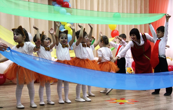 Малыши танцуют на открытии детского сада № 12 на ул. Циолковского 