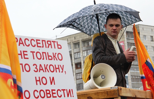 Павел Рихтер на митинге «Справедливой России» в апреле 2012 года в Берёзовском. Участники акции протестовали против расселения аварийных бараков из центра города в Шиловку
