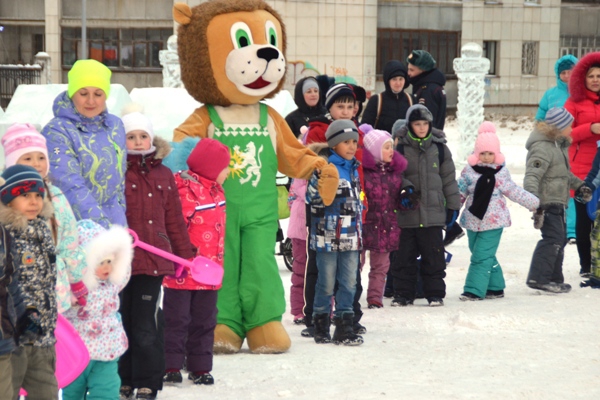 Традиционно открытие ледового городка на Торговой площади с участием Деда Мороза, Снегурочки и других сказочных героев предстоящей зимой сменит грандиозное танцевальное представление