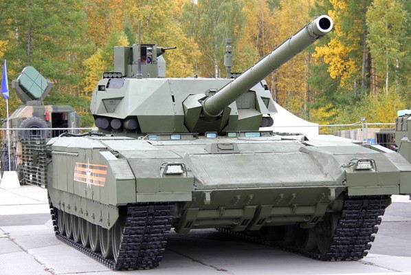 На выставке в Нижнем Тагиле новейший российский танк «Армата» стоял под особой охраной за ограждением