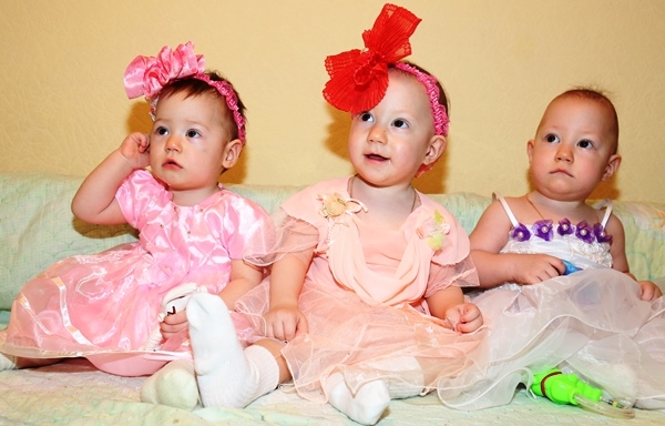 Женечка, Дарина и Сашенька Слёзкины 14 января отметили первый день рождения. Пока мама Марина Александровна находится с ними дома, но они уже стоят в очереди в детский сад