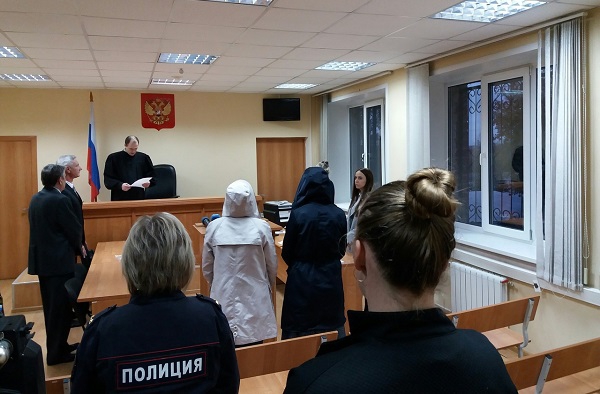 Решение судьи Сергея Соловьёва девочка и её мама выслушали в капюшонах  