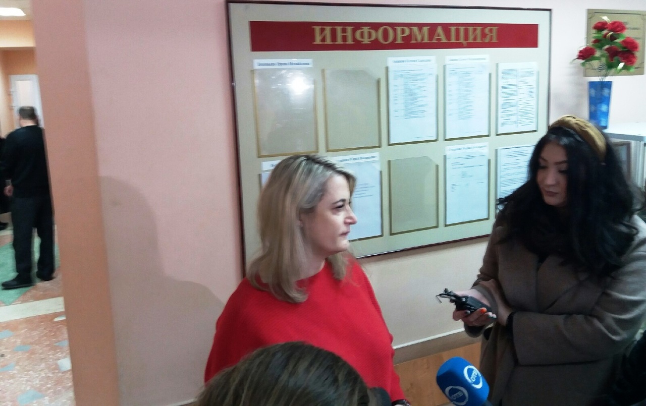 Елена Рудакова общается с журналистами