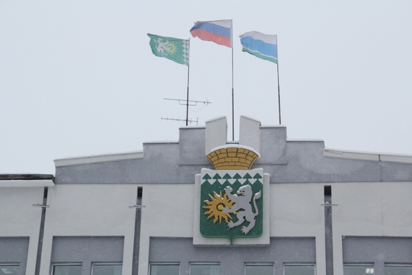 Флаги над зданием администрации города Берёзовского