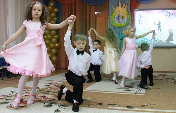 Воспитанники детского сада № 13 исполнили вальс на песню из мультфильма «Анастасия»