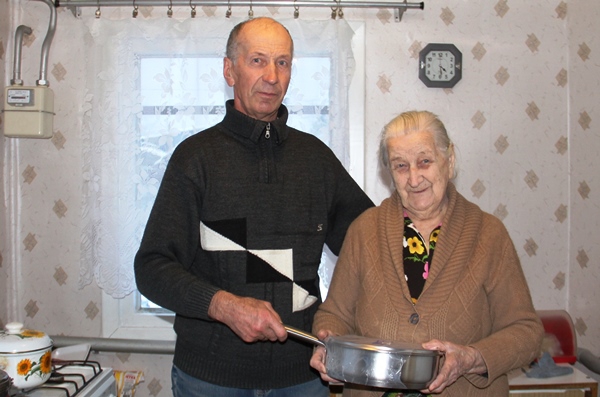 91-летняя Дарья Голубкова сама управляется с хозяйством. Живет она вместе с белым котом, которого подобрал на улице сын Станислав, а охраняет дом дворовый пес