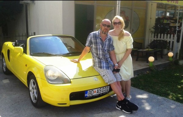 Супруги Нина и Сергей Еланские взяли напрокат автомобиль, чтобы всецело насладиться прекрасными пейзажами и свежим морским воздухом