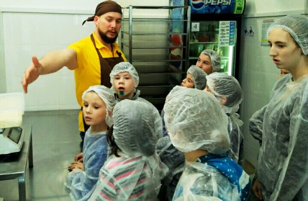 Александр Андриянов проводит мастер-класс для ребят из детского дома