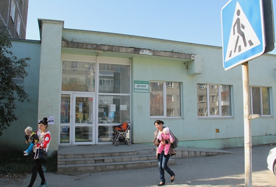 Дорога рядом со зданием детской поликлиники по ул. Гагарина, 1 в свое время была оборудована пешеходным переходом, а помещения ремонтировались за счет городской казны