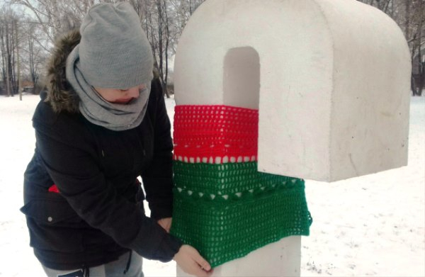 Алёна Елисеева предложила украсить арт-объект по-зимнему, связав для букв разноцветные одежды