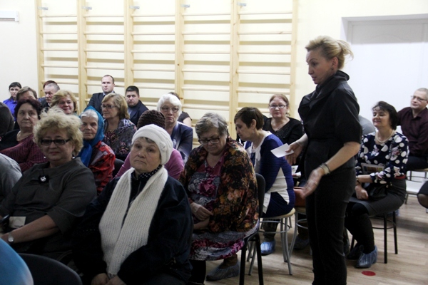 Директор школы № 29 Лариса Рожкова (справа) предложила местным общественникам использовать школьные залы для проведения досуговых и культурных мероприятий в свободное от уроков время