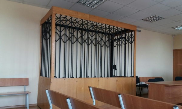 Клетка в одном из залов Берёзовского городского суда