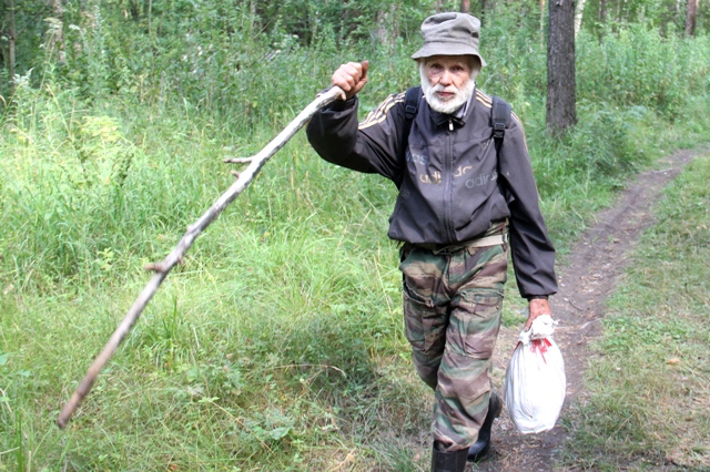Несмотря на свой почтенный возраст, 87-летний Николай Немтин регулярно ходит в лес по ягоды и грибы. На здоровье пенсионер не жалуется – его не беспокоят ни сердце, ни давление