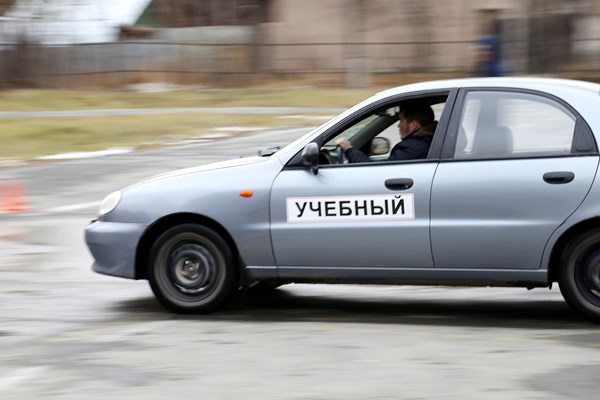 Этап фигурного вождения автомобиля на автодроме техникума «Профи»