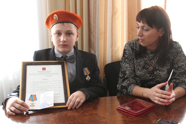 Ученик второй школы Егор Корелин и его мама Наталья Алексеевна на приеме у мэра города Берёзовского