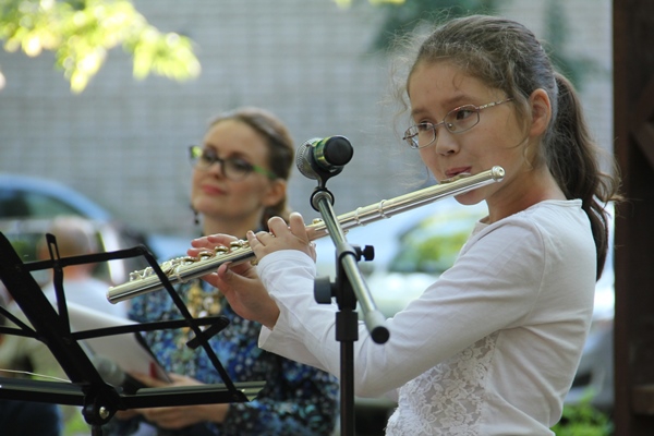 Надя Кашкеева исполнила «Серенаду» на флейте. На заднем плане – ведущая вечера Анна Балтина