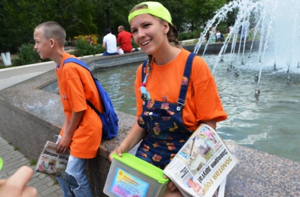 Волонтеры предлагали газету в самых проходимых местах города, возле торговых центров и в парке Победы