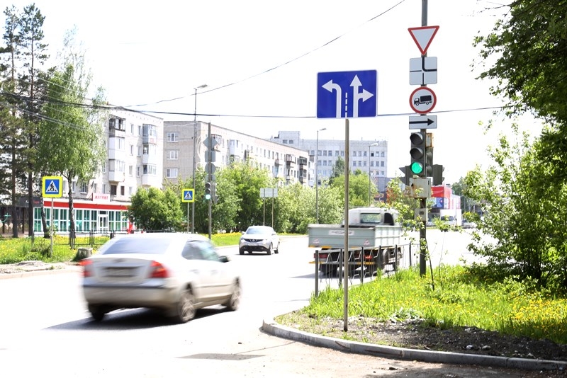 Перекресток улиц Гагарина-Театральная теперь дополнительно регулируется знаками «Движение по полосам»