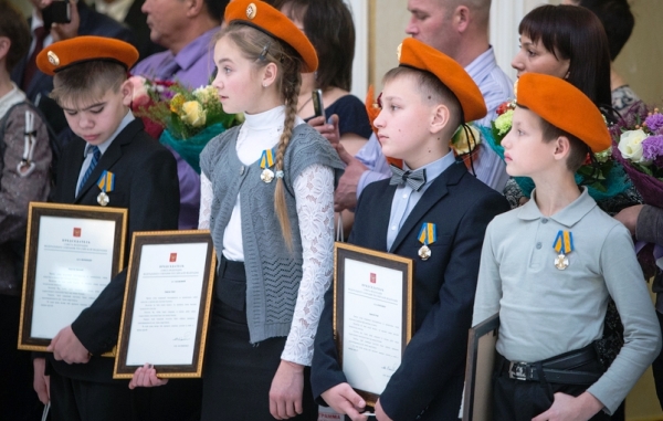 На сцене Совета Федерации награждаемые дети-герои стояли в первом ряду, их родные – во втором. Второй справа – Егор Корелин