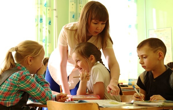 Ирина Дусметова проходила вузовскую практику в школах Екатеринбурга, теперь же учит ребят в родном поселке. Говорит – разницы между учениками никакой: дети везде открыты и доброжелательны, если чувствуют искренний к себе интерес