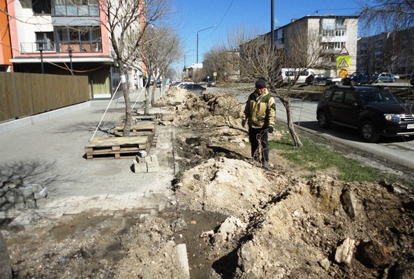 Дворник Шавкат Аширов принимал активное участие в пересадке деревье, а теперь его задача навести порядок на тротуаре
