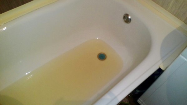 «Это вообще нормально, что вода такого цвета идет из горячего крана? Как детей купать в этой воде?» – задается вопросом жительница города Берёзовского