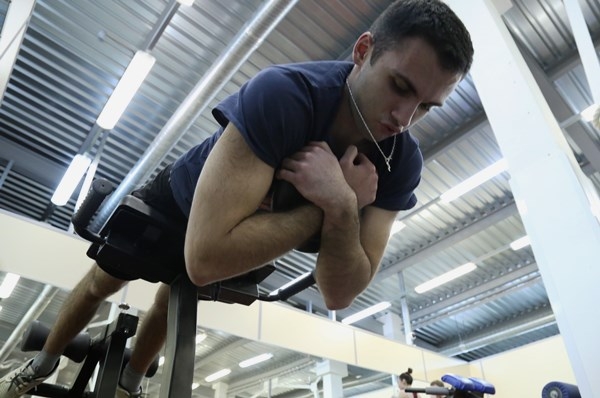 Арут Каграманян выполняет упражнение для укрепления поясницы на тренажере гиперэкстензия. Оборудование фитнес-центра Olimpia Gym позволяет березовчанину заниматься по особой системе