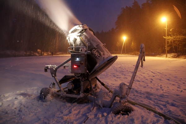 Пушка для производства искусственного снега на лыжероллерной трассе в поселке Шиловке