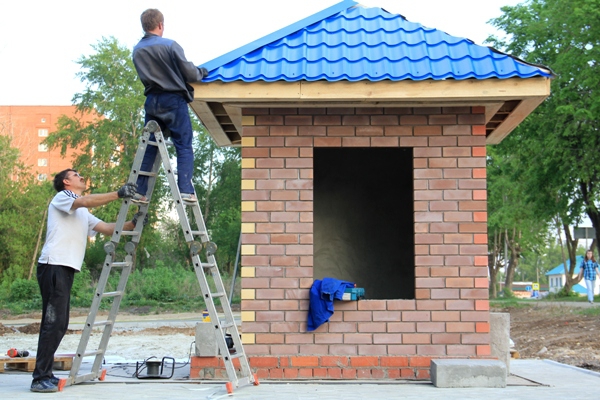 Монтаж металлочерепицы на крыше Дома предпринимателя