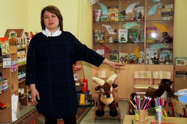 Руководитель библиотеки семейного чтения Наталья Доронина проводит для гостей экскурсию по центру «Теремок»