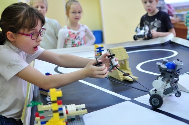 Занятие легоконструированием и робототехникой в детской школе «Легокомп»