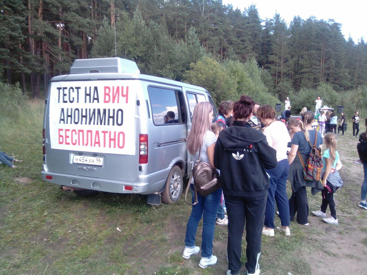 В Берёзовском активисты организуют анонимное экспресс-обследование на ВИЧ. Это происходит на разных городских мероприятиях: День предпринимателя, Кросс нации и многих других