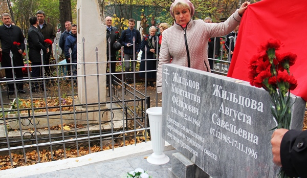 Памятник на могиле Константина Жильцова и его супруги открыли берёзовские депутаты Валентина Камаева и Фарит Набиуллин