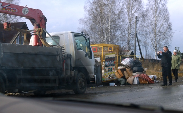 Глава поселка Александр Каюмов заставил нарушителей грузить мусор обратно в кузов