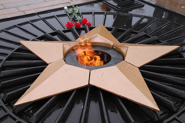 Вечный огонь на мемориале в Берёзовском был зажжён 9 мая 2015 года и с тех пор горит круглогодично