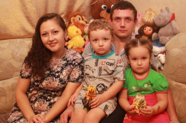 Елена Ротонос с мужем Иваном, сыном Арсением и дочкой Викторией. По словам мамы, Вика уже проявляет интерес к художественному творчеству