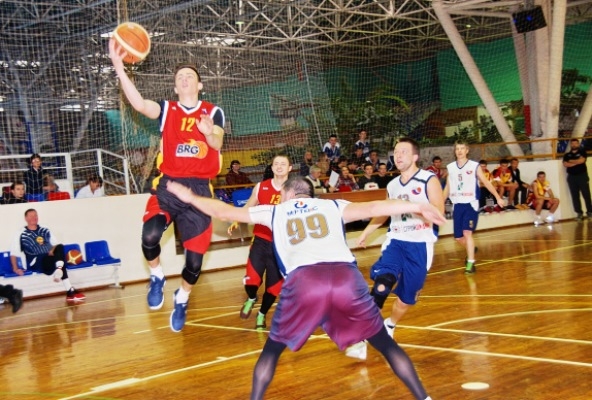 Игрок «BRG-basket-УрГУПС» Данил Геворкян атакует кольцо команды Ревды
